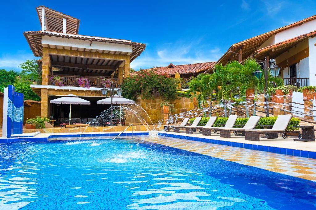 巴里查拉希卡苏阿会议中心酒店的一个带喷泉的游泳池
