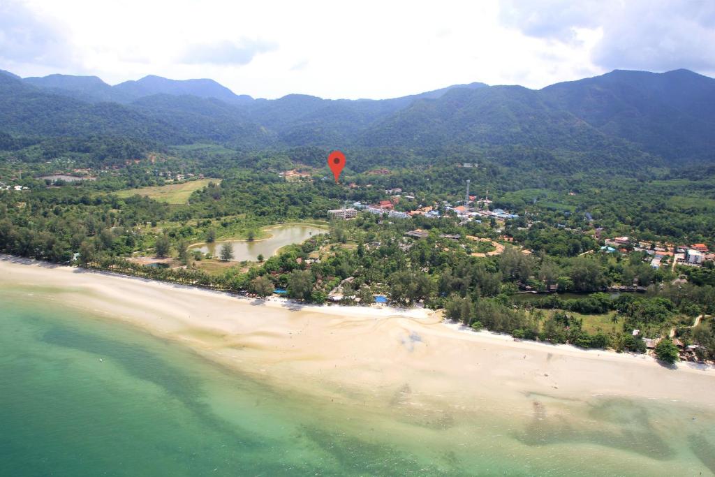 象岛Tropical Paradise Leelawadee Resort的飞过海滩的热气球