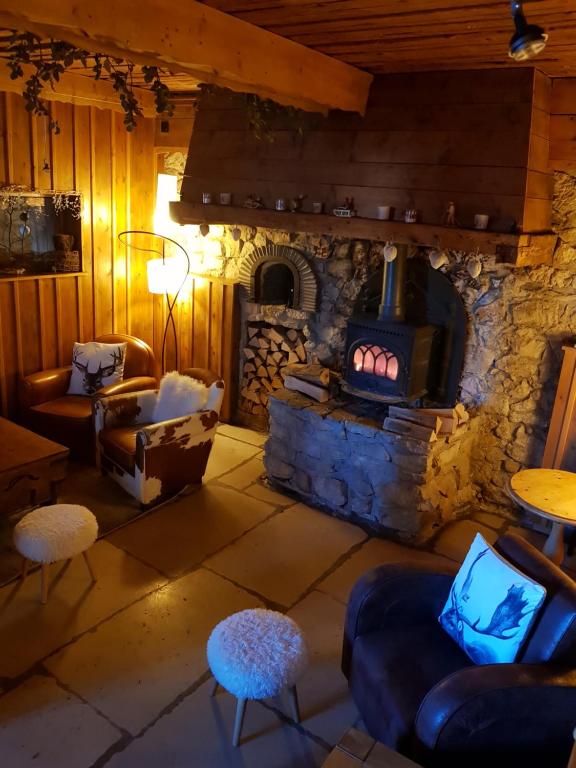 莱鲁斯Lodge Hotel Les Rousses的一间客厅,客厅内配有石头壁炉。