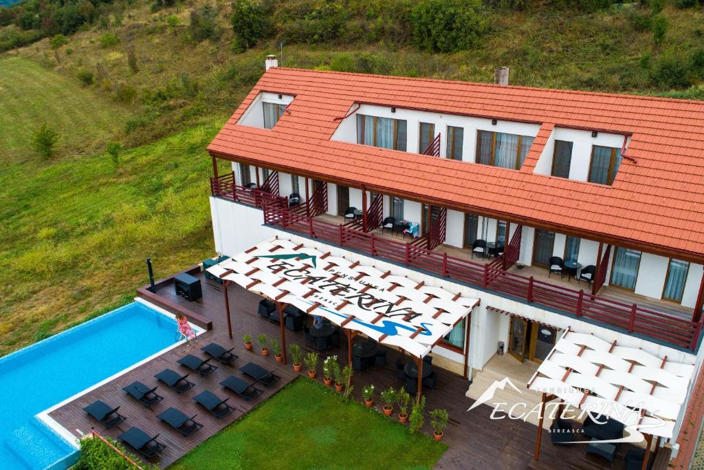 贝尔扎斯卡埃卡特里纳旅馆的享有酒店空中美景,设有游泳池