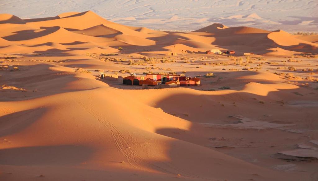 El GoueraCamp Desert Bivouac Chegaga的沙子上一群房子的沙漠