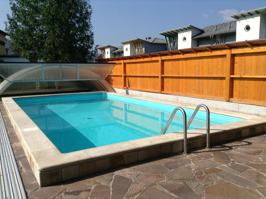 Leonstein雷昂斯坦霍夫酒店的一个带木栅栏和泳池景的游泳池