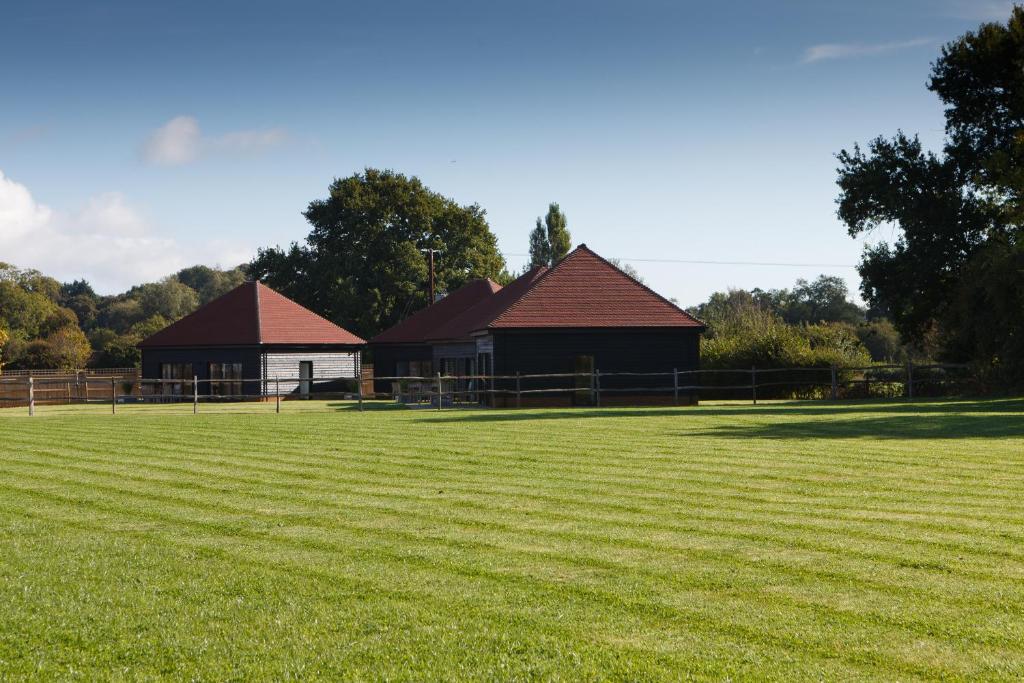 HurstpierpointThe Old Flower Field的一片大草场,有两座建筑背景