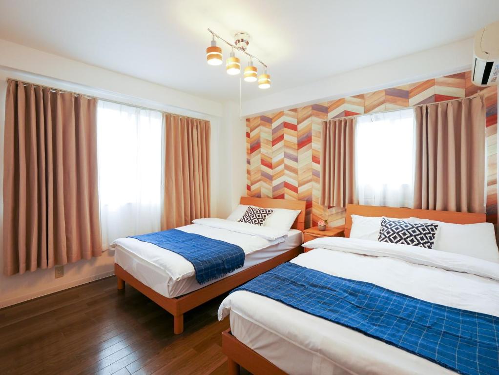 大阪Sakura Coco Residence的酒店客房带两张床和窗户