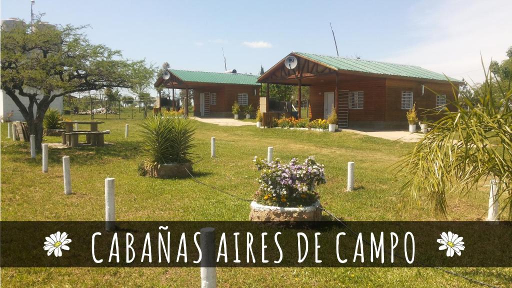 科隆Cabañas Aires de Campos的建筑前的标志