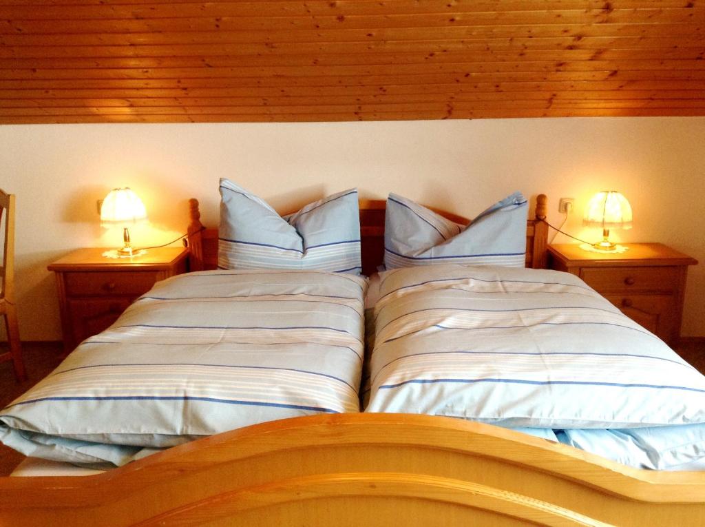 Schönau im Mühlkreis费瑞恩霍夫克瑞埃鲍莫尔乡村民宿的卧室内的两张床,配有两张台灯。