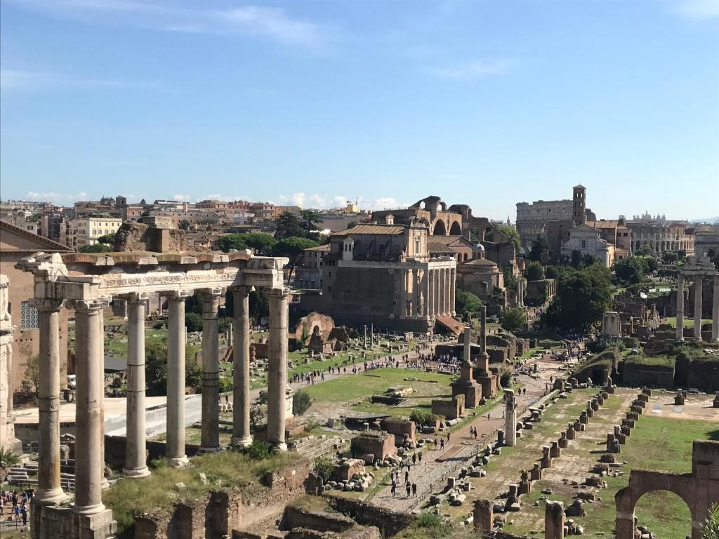 罗马罗马帝国旅馆的古代城市废墟的空中景观