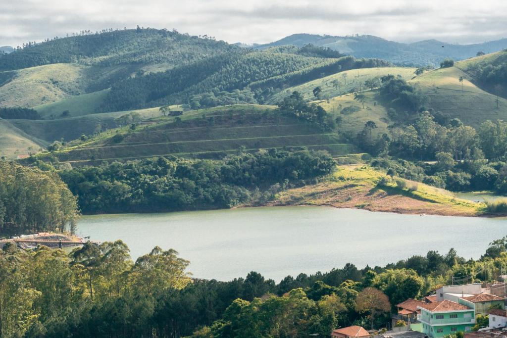 纳扎雷保利斯塔Pousada Lourenço的享有山丘上的湖景