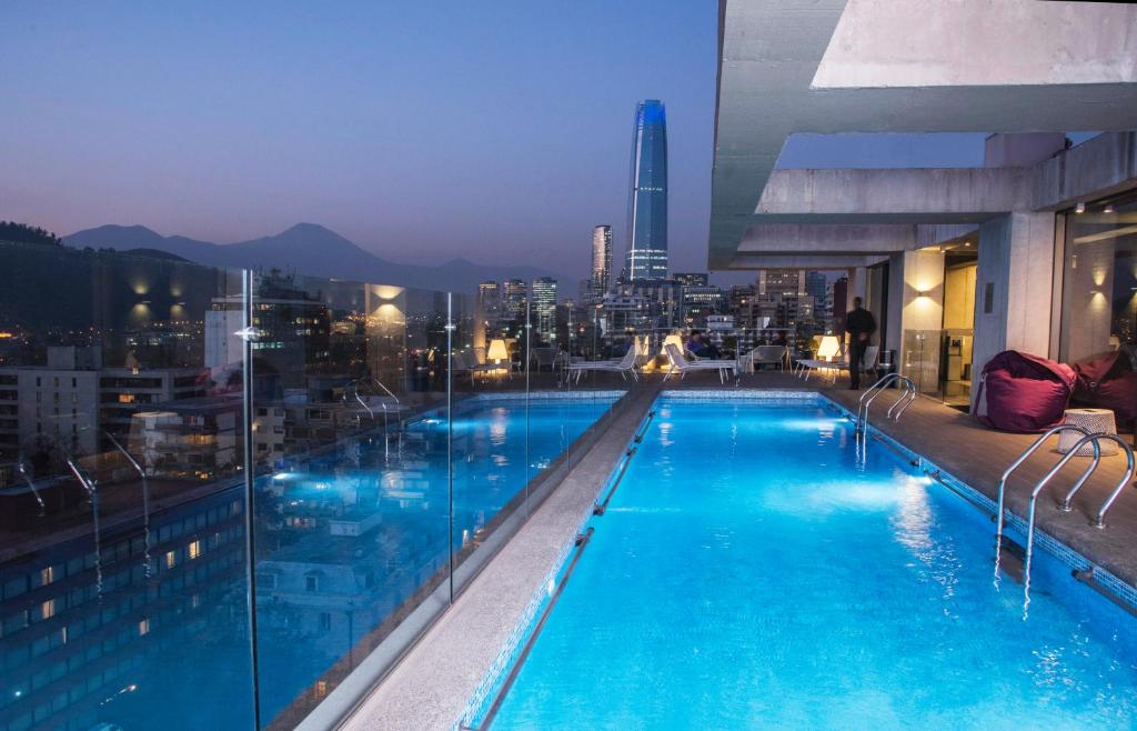 圣地亚哥Solace Hotel Santiago的一座城市建筑顶部的游泳池