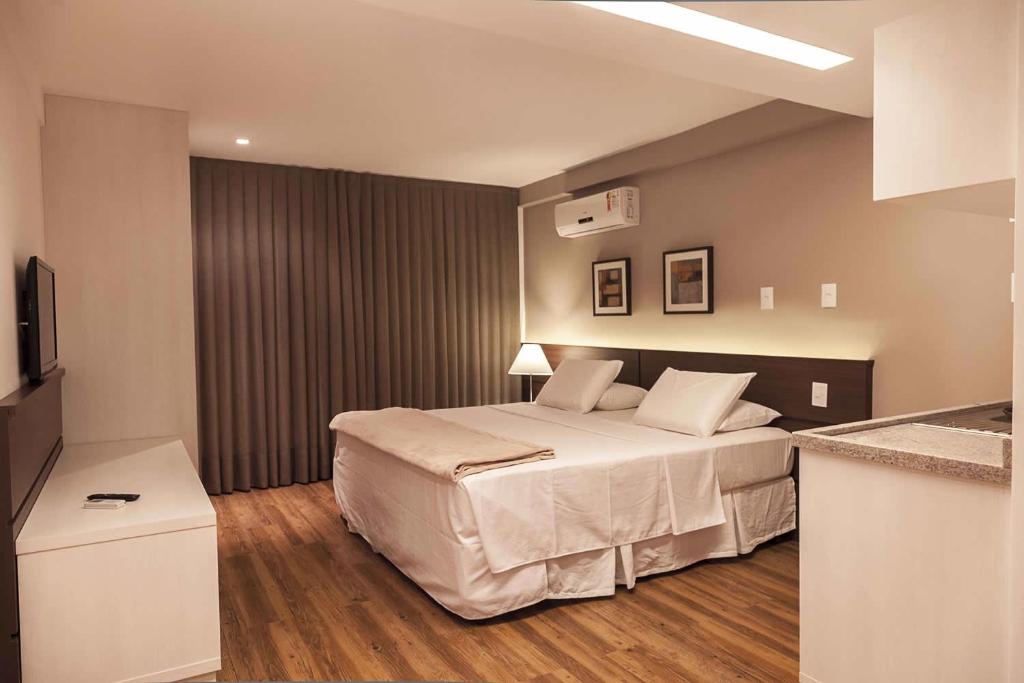 费拉迪圣安娜艾特莫斯费拉酒店的酒店客房,配有床和电视