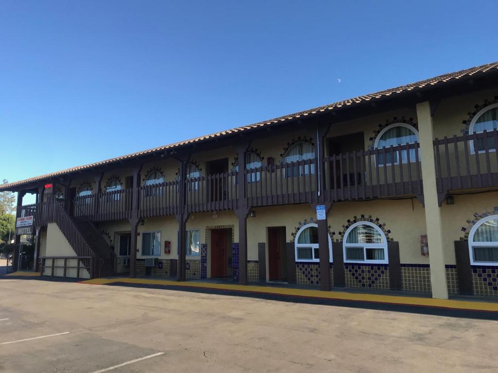 埃斯孔迪多Hacienda Motel的旁边带阳台的建筑