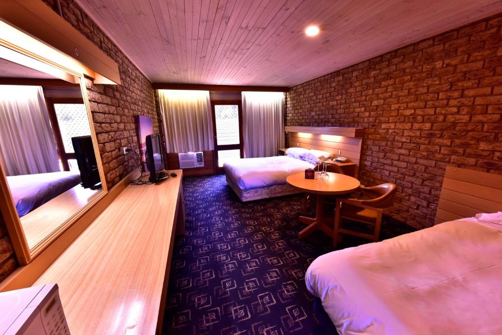 福林德斯弗林德斯湾汽车旅馆 的酒店客房设有两张床和一张桌子。