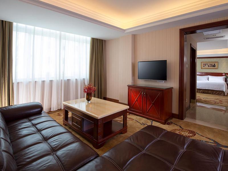 深圳维也纳酒店深圳会展中心店的带沙发和平面电视的客厅