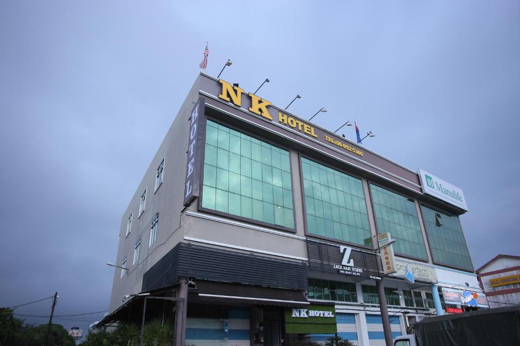 麻坡N K Hotel的上面有标志的建筑