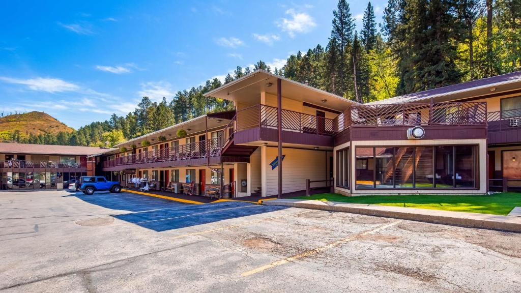 戴德伍德Deadwood Miners Hotel & Restaurant的大楼前的一个空停车位