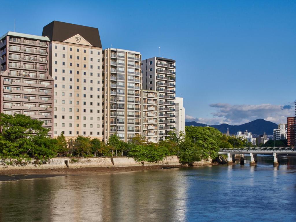 广岛The Royal Park Hotel Hiroshima Riverside的享有河流美景,设有建筑和桥梁