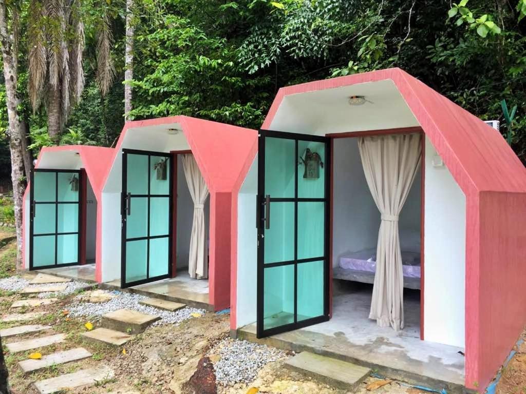 峇都丁宜Eco Capsule Resort at Teluk Bahang, Penang的树林里三个红白的野营者