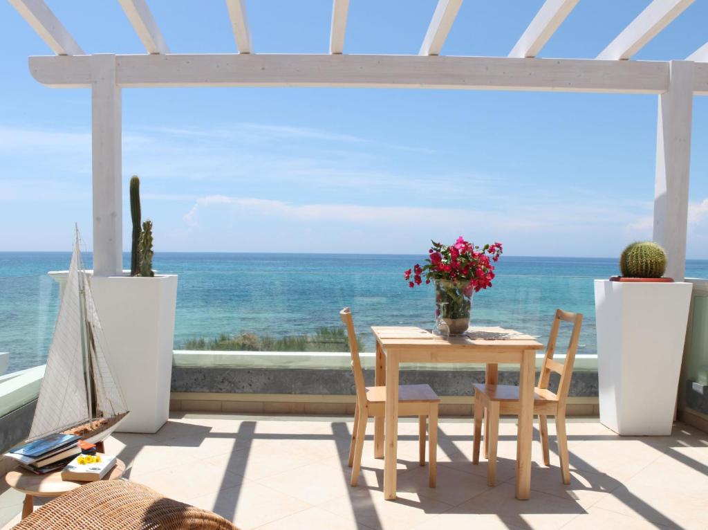 托雷奥沃Residence Solar的一张桌子和椅子,享有海景