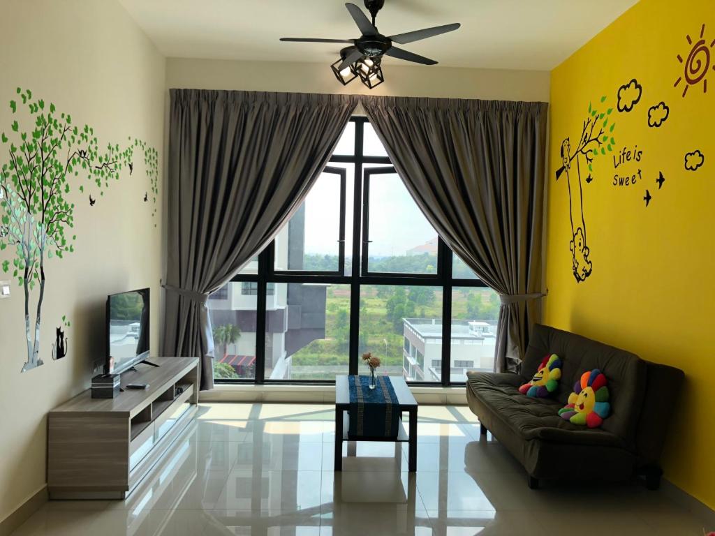 普特拉贾亚i-Walker @ IOI Conezion Putrajaya的带沙发和大窗户的客厅