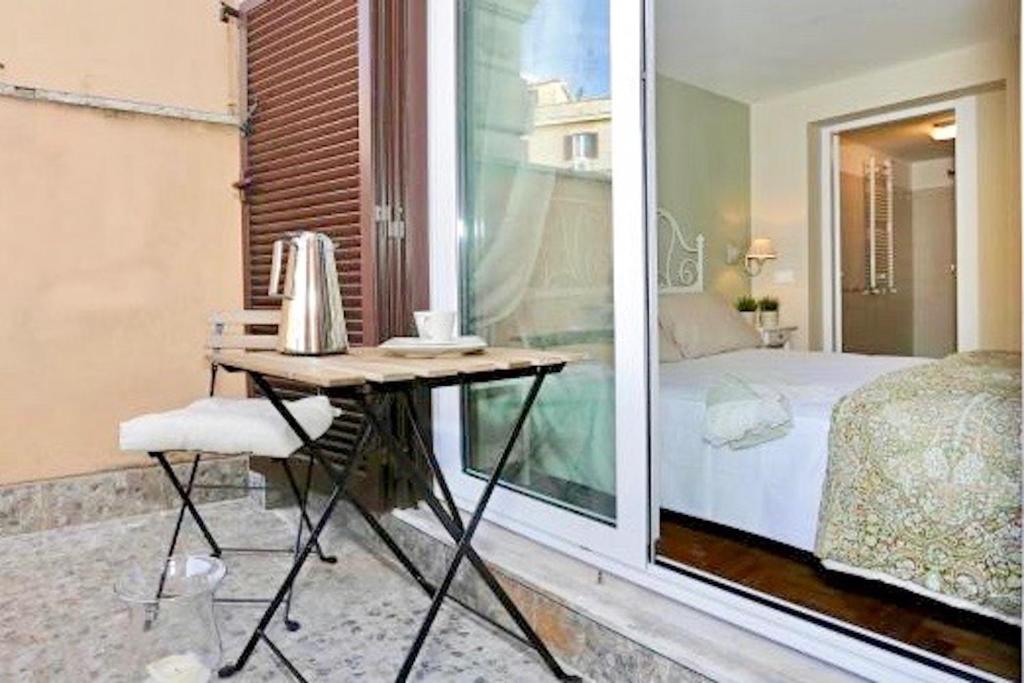 罗马圣维托套房住宿加早餐旅馆的客房设有书桌、床和窗户。