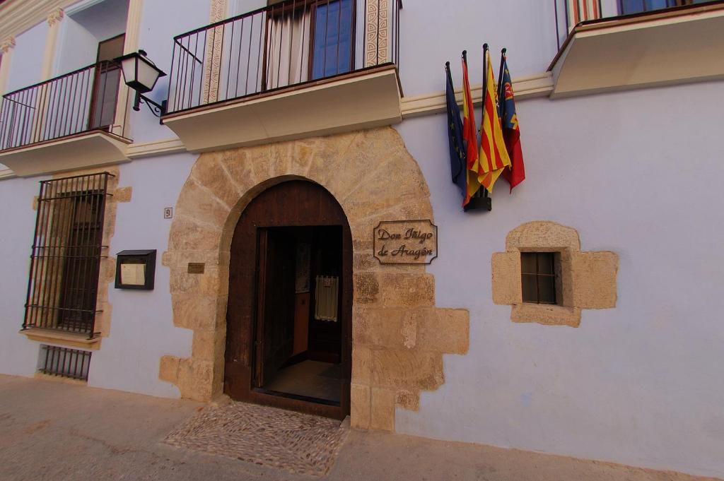 Las Cuevas de CañartAparthotel SPA Don Iñigo de Aragón的一面有旗帜的建筑