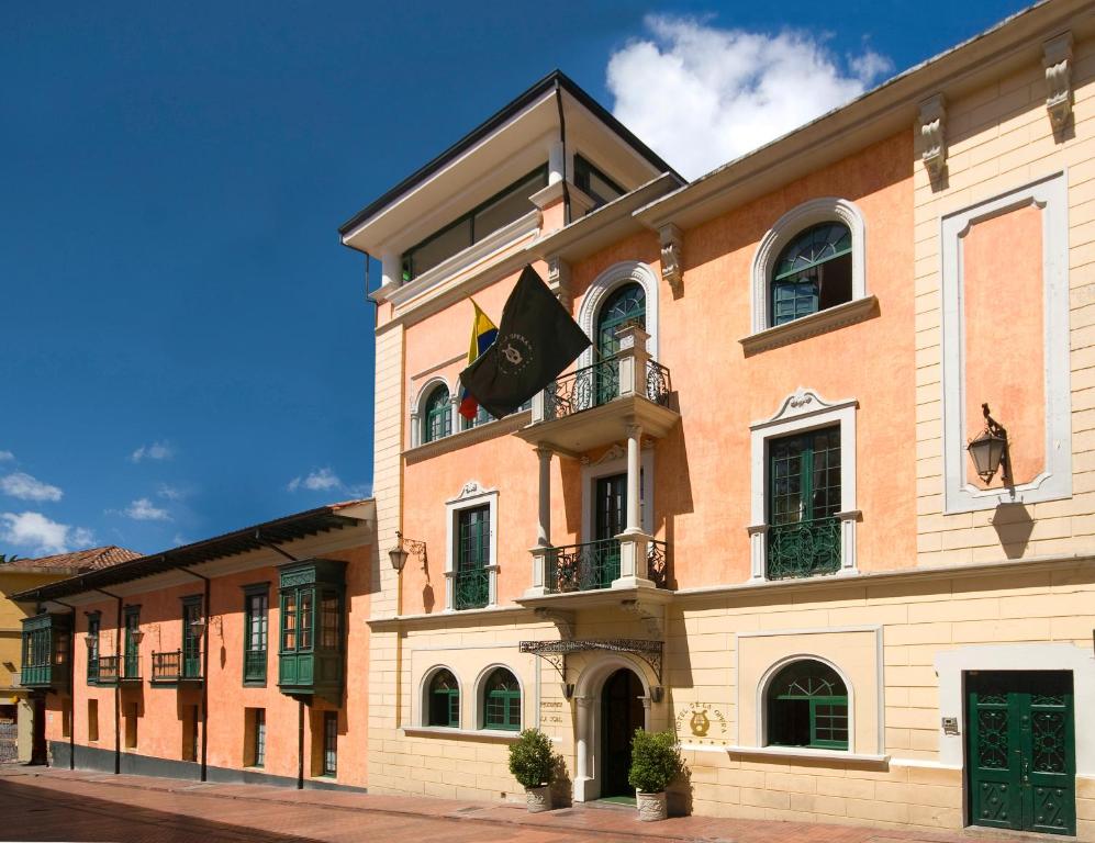 波哥大歌剧院酒店的一座大砖砌建筑,设有阳台和旗帜