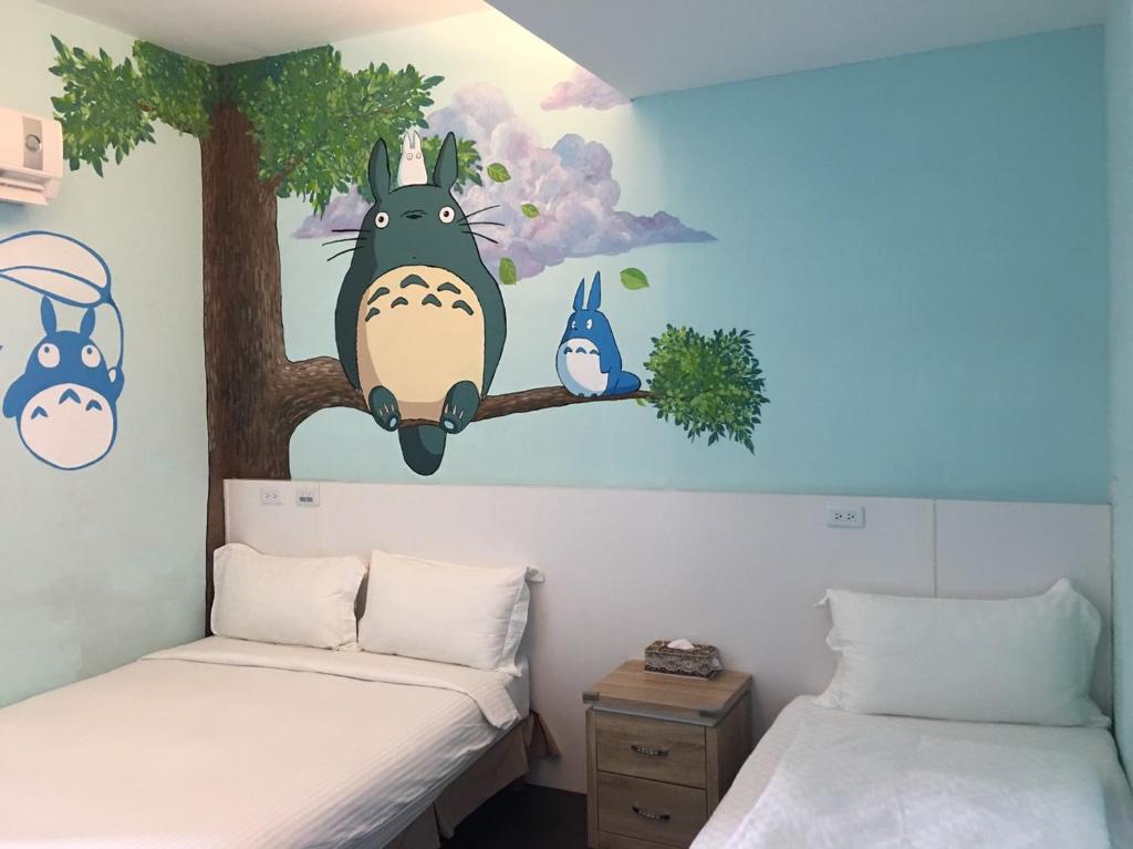 恒春古城垦丁浅水蓝的一张床位,房间里有一棵树上一头牛的画