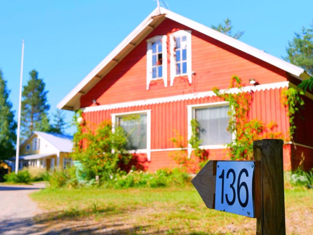 拉彭兰塔Guesthouse Miekkala的前面有标志的红色房子