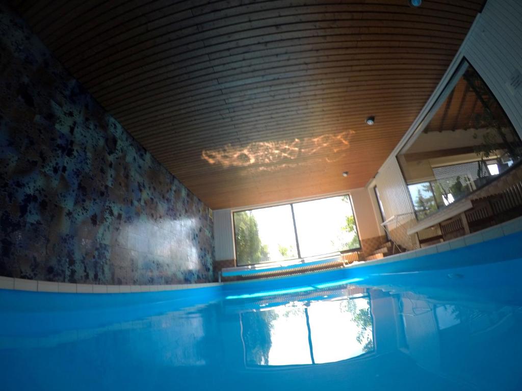 MorschenVilla-Fuldablick的一座带天花板的房屋内的大型游泳池