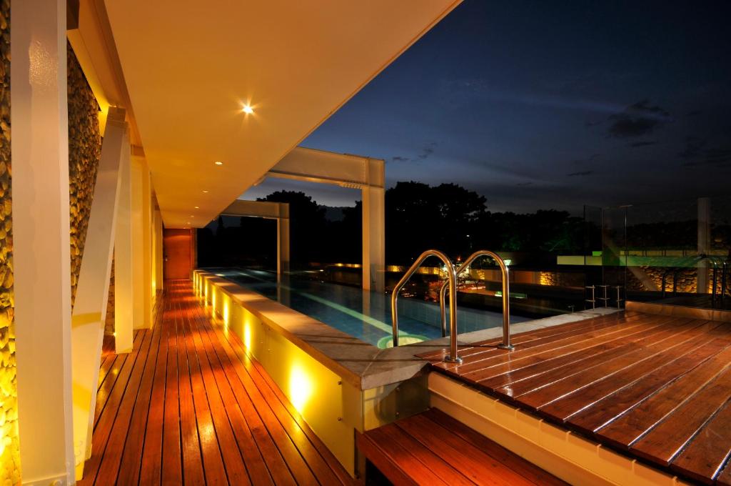卡利阿卡圣塔阁楼酒店的夜间在房子甲板上的游泳池