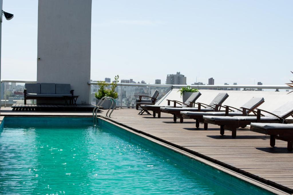 布宜诺斯艾利斯Hollywood Suites & Lofts的一座大楼顶部的游泳池