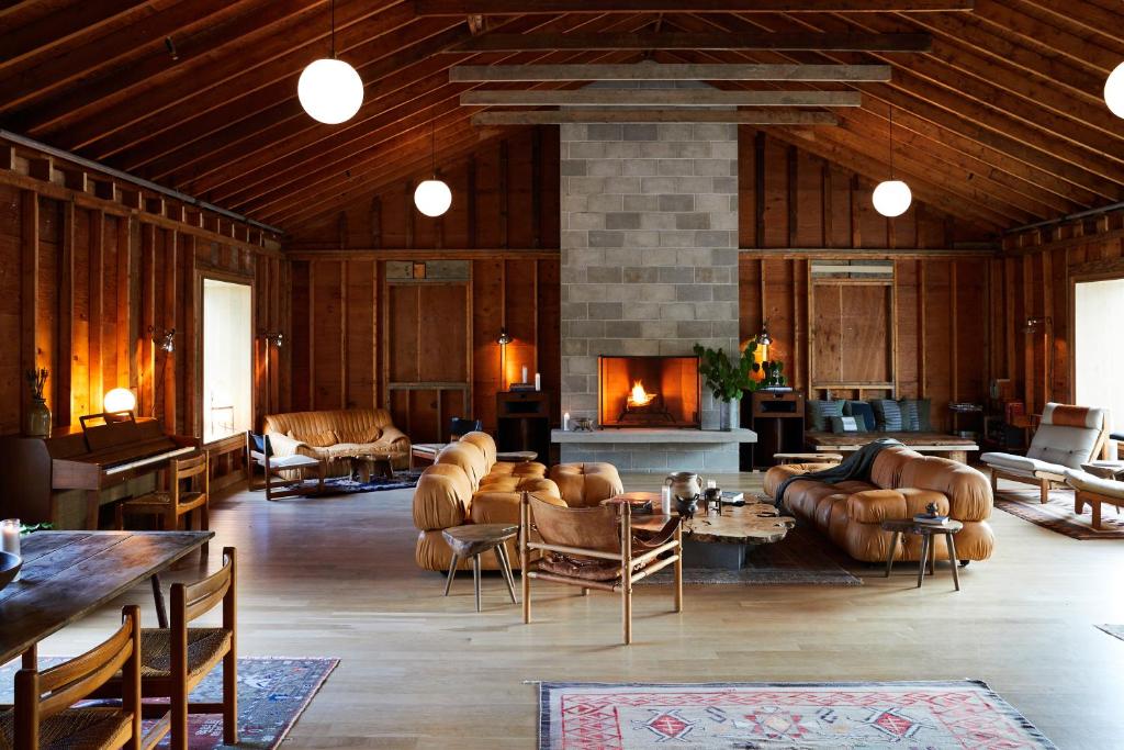北亚当斯Tourists的客厅配有皮革家具和壁炉