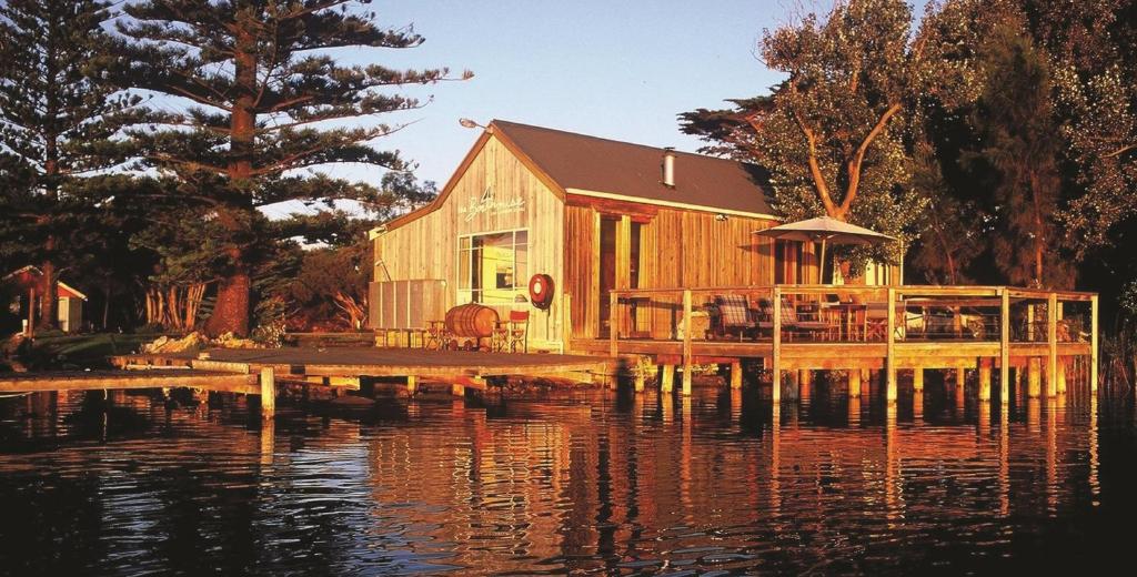 古尔瓦Boathouse - Birks River Retreat的水面上码头上的房屋