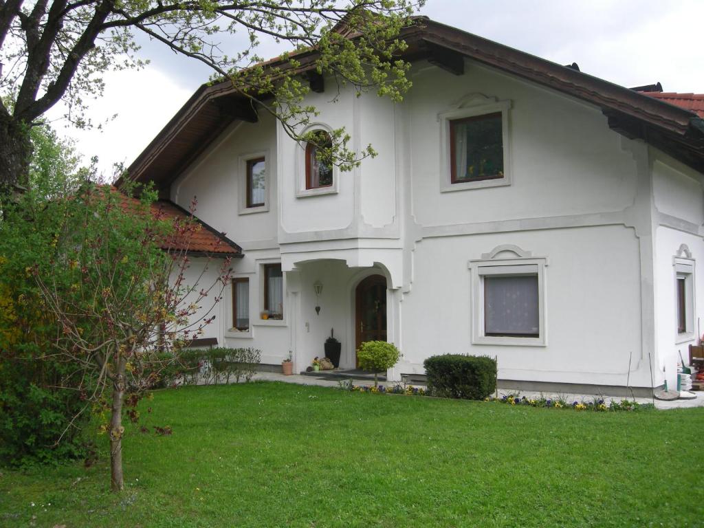 圣卡尼兹Ferienwohnung Anna的前面有绿色草坪的白色房子