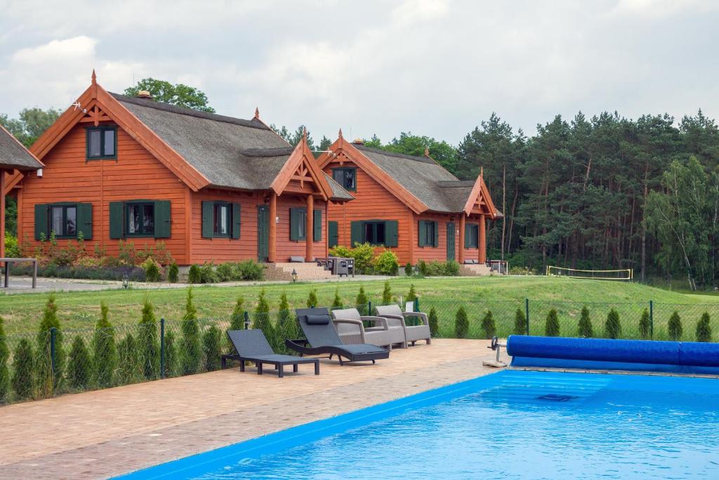 日宁Brzezina Resort - Wille的房屋前有游泳池的房子