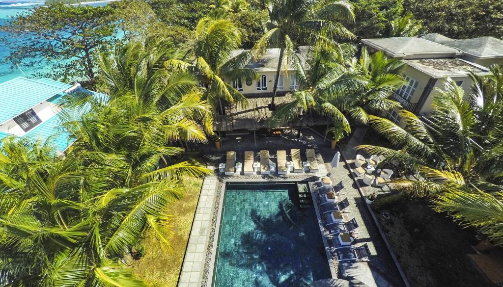 蓝海湾Talamba Blue的享有度假村的空中景致,设有游泳池和棕榈树