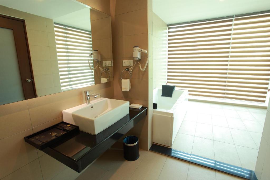 怡保欣悦酒店的一间带水槽和镜子的浴室