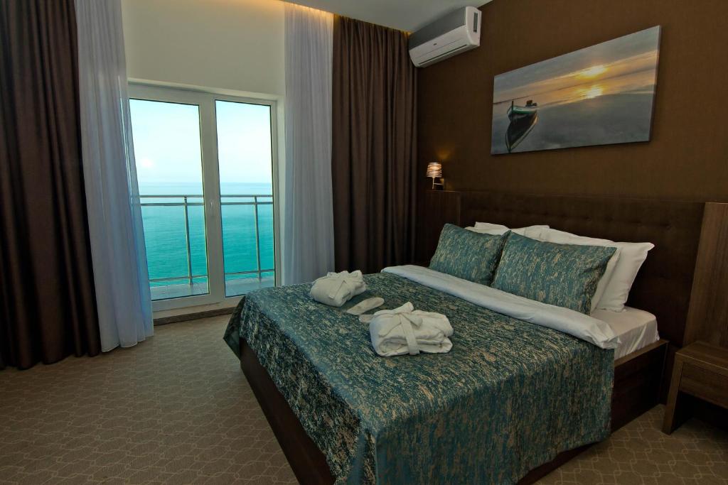 巴统Sky Inn Batumi的酒店客房,配有带毛巾的床