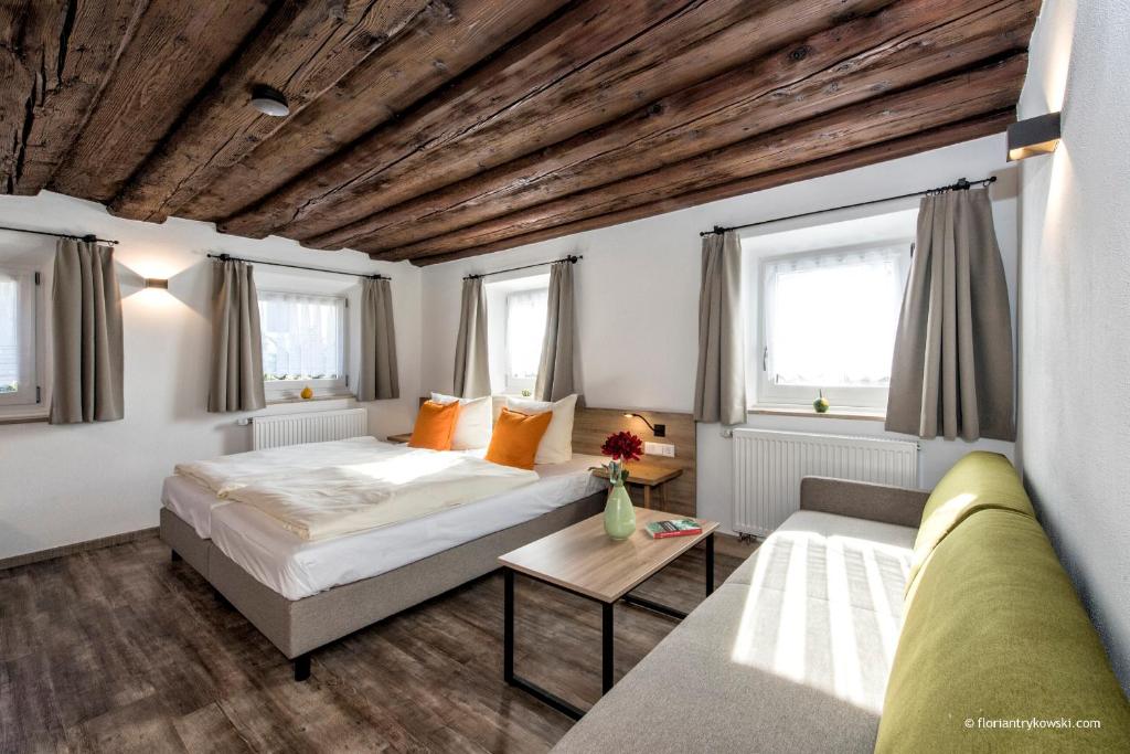 纽伦堡Übernachten in der Tenne的一间卧室配有一张床和一张沙发