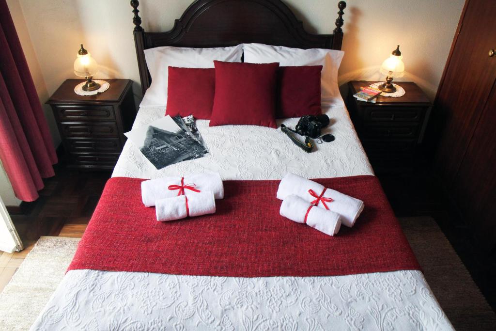 丰沙尔Hotel GORDON的一张带红色枕头和弓的床铺