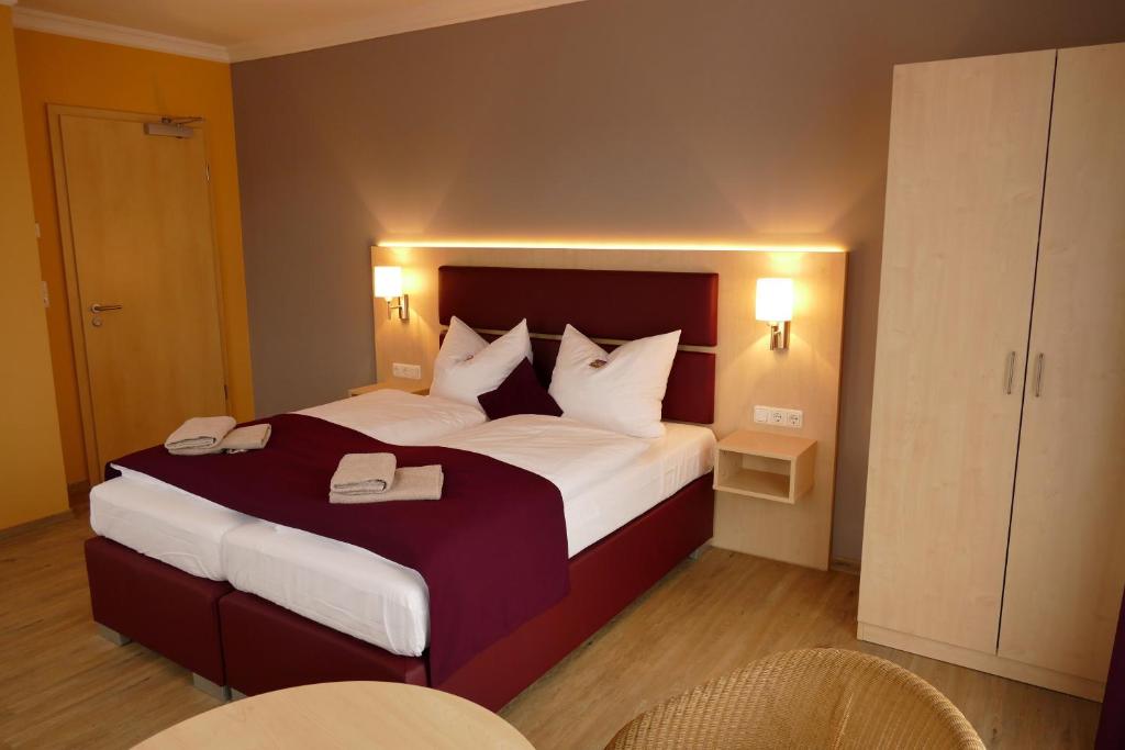 Bad KleinenSeehotel Bad Kleinen的一间卧室配有一张大床和两条毛巾