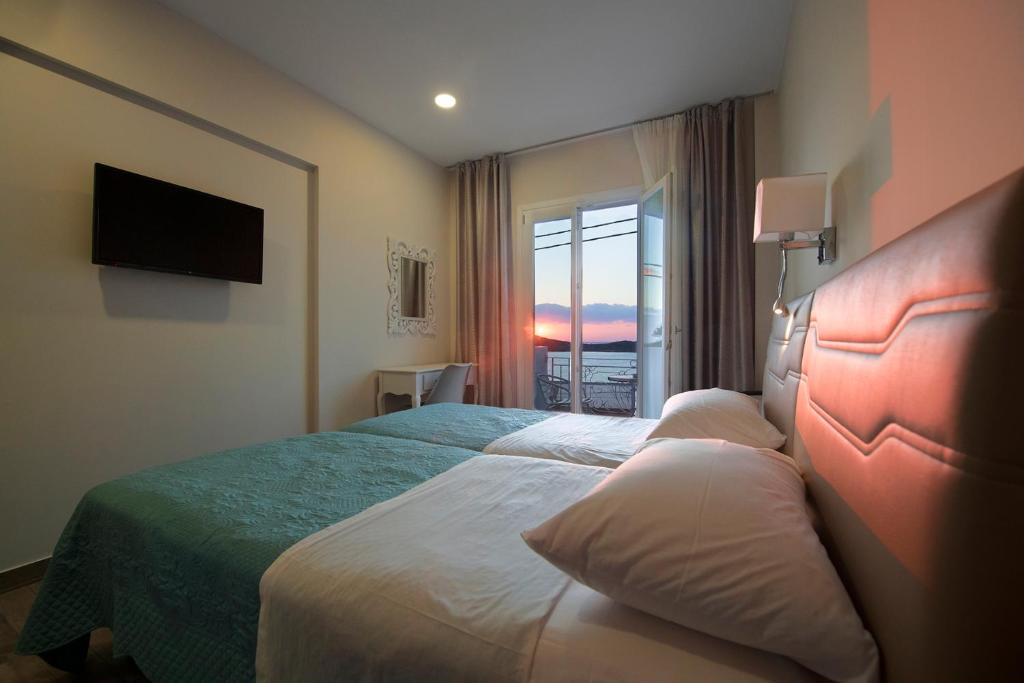 米尔泰Hyperion Hotel的酒店客房设有床和窗户。
