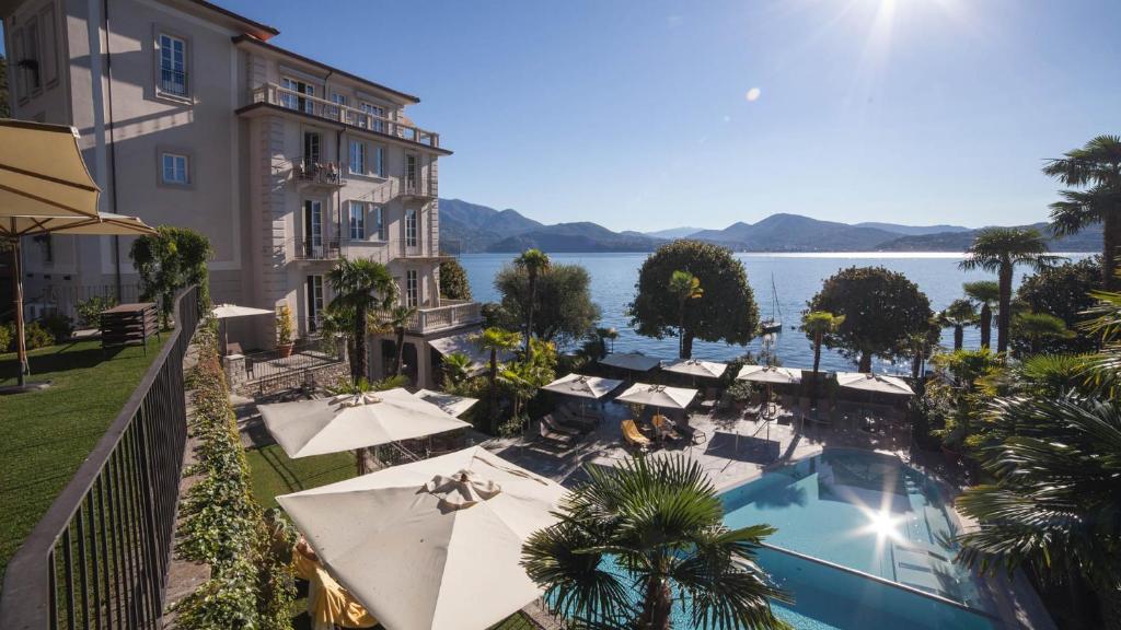 卡尼洛瑞维拉Park Hotel Italia的享有酒店和水景的空中景色