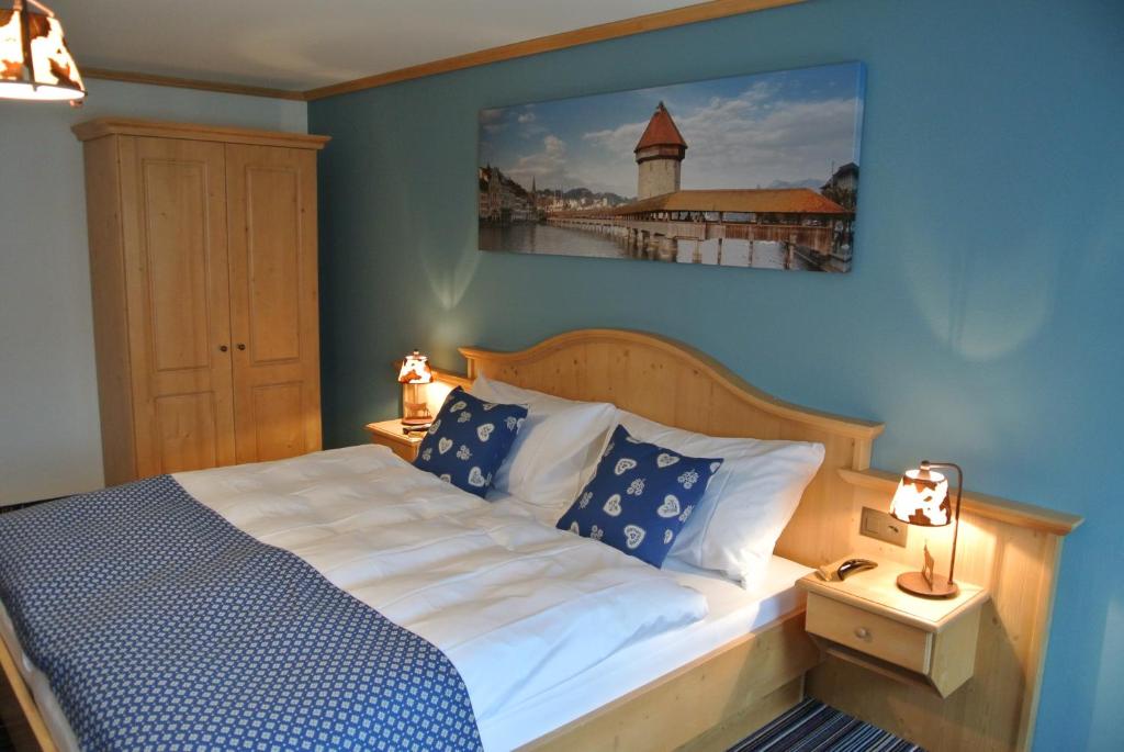 盖尔绍盖尔绍图比利酒店的卧室配有一张床,墙上挂着一幅画