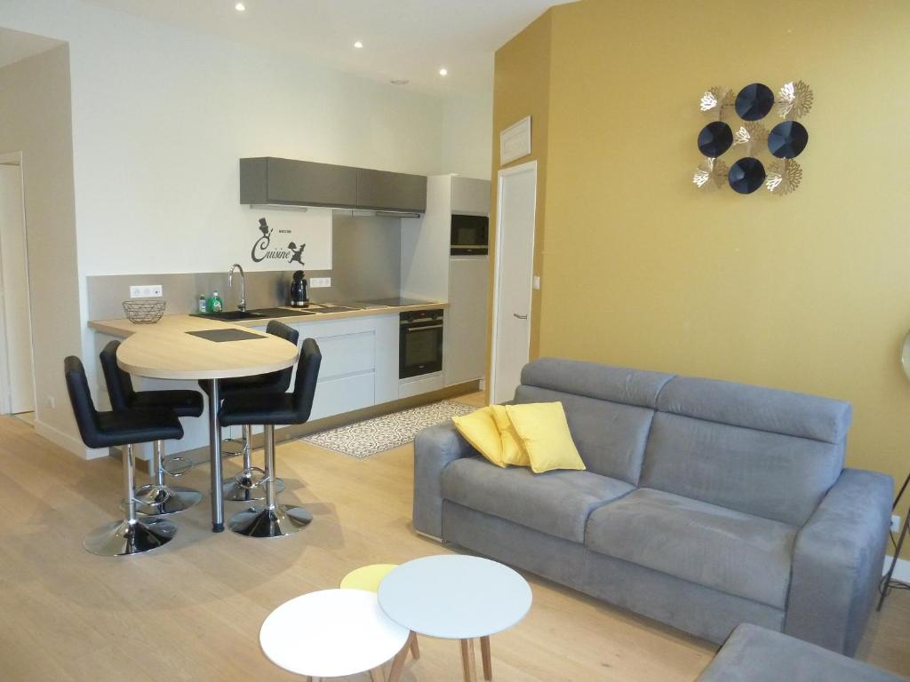 贝尔格Coté Cour的带沙发和桌子的客厅以及厨房。
