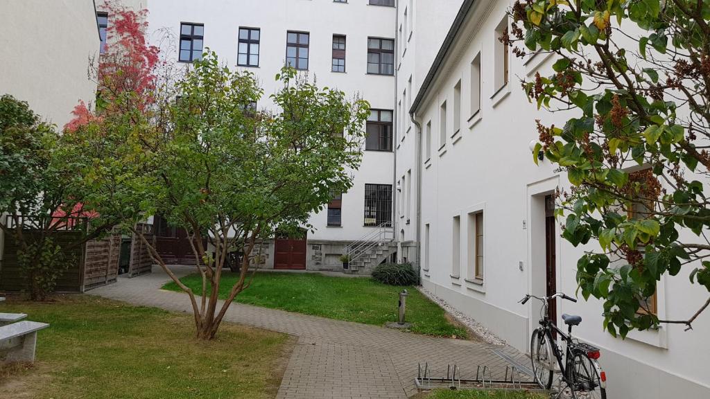 莱比锡Leipziger Zuhause的停在白色建筑旁边的自行车