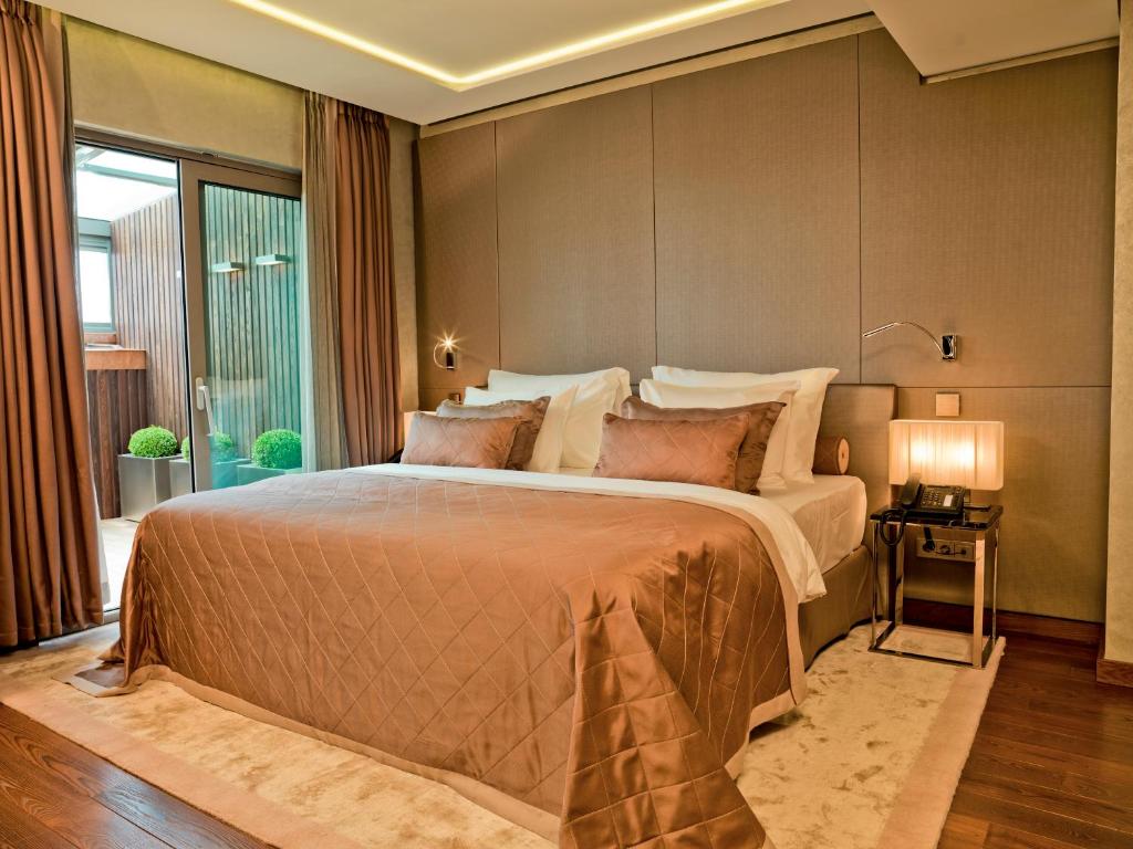 伊斯坦布尔伊斯坦布尔拉萨格拉达酒店的一间卧室,卧室内配有一张大床