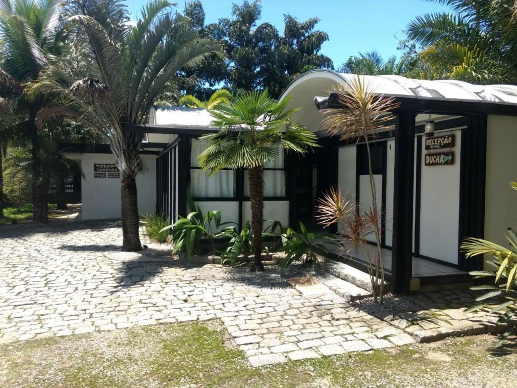 乌巴图巴Pousada Morada Das Toninhas的前面有棕榈树的房子