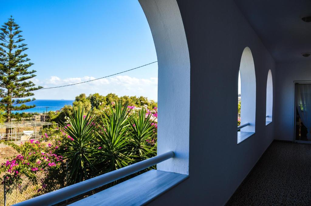卡特罗斯United blue Resorts - White Sand的阳台享有海景。