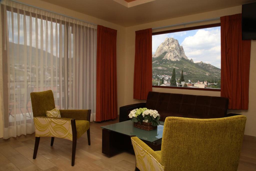 贝纳尔Hotel Plaza Bernal的山景客厅